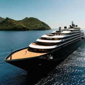 Lili Caneças Instagram - A Ritz-Carlton Yacht Collection tem vários Navios, este  é  o nosso ( por 10 dias) de nome Evrima, estamos agora a navegar para a Sardenha, num mar azul duma beleza incrível 💙