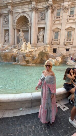 Lili Caneças Instagram - E na Fontana Di Trevi,atirei uma moeda, como manda a tradição , por todos os meus seguidores.. eu já tive tudo na minha longa e abençoada Vida🧡