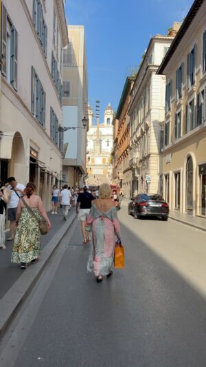 Lili Caneças Instagram - Estivemos na Igreja a rezar, descemos até à Piazza Di Spagna , que nos leva à Via Di Condotti onde comprei umas sandálias lindas Louis Vuitton. 🙋‍♀️
