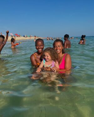 Liliana Almeida Instagram - A ILHA 🏝️ 

#familia#amigos#sol#mar#ceu#barco#vidaemmovimento#tribodobem#verao2024#dump#semfiltros#maisamor