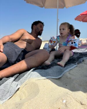 Liliana Almeida Instagram - A ILHA 🏝️ 

#familia#amigos#sol#mar#ceu#barco#vidaemmovimento#tribodobem#verao2024#dump#semfiltros#maisamor
