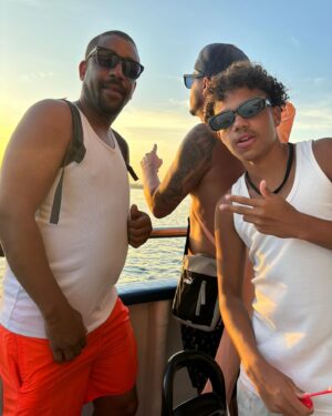 Liliana Almeida Instagram - A ILHA 🏝️ 

#familia#amigos#sol#mar#ceu#barco#vidaemmovimento#tribodobem#verao2024#dump#semfiltros#maisamor