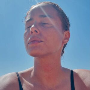 Liliana Almeida Instagram - Há uns dias atrás… O sal, o sol, amigos, sorrisos, conversas sobre nós,humanos, e o que andamos cá a fazer, ah e gelados.

📍Pelo Algarve

#semfiltros