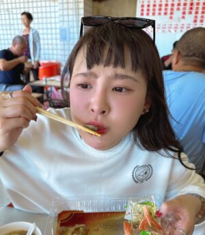 Lin Hana Instagram - 中秋節快樂ㄟ逼巴蒂🌝
好久沒 #子珊貪吃記 
但不好吃就不介紹了..
我的滿心期待整個碎滿地😖😖😖
臉越來越恩湯就知道了(⸝⸝o̴̶̷᷄ ·̭ o̴̶̷̥᷅⸝⸝)
這次 @pazzo 療癒的史努比最終回了
真的超級捨不得的但想到下次回歸就更期待了❤️
#子珊穿搭
上衣  @pazzo  x @snoopygrams 
鞋 @adidasoriginals 
包包 @dierneas.tw 
#pazzoXpeanuts

#ootdfashion#style#穿搭日常分享
#ootd#wiwt#ootdfashion#穿搭日常