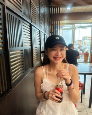 Lin Hana Instagram - 沒有工作的時候絕對能不化妝就不化
但不化妝氣色也要好
❤️日常保養小分享❤️
內，除了保健食品
外，則我最喜歡的
 @tang.studios 臉部撥筋   @myniceclinic  水飛梭
🌟撥筋放鬆臉部肌肉
頭漲腦壓高按ㄧ按真的放鬆！
臉部血液循環好氣色就好了
🌟水飛梭則是毛孔清道夫
看得到看不到通通帶走
老廢角質88讓毛孔大口呼吸
讓保養品可以更好吸收！