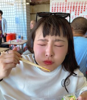 Lin Hana Instagram - 中秋節快樂ㄟ逼巴蒂🌝
好久沒 #子珊貪吃記 
但不好吃就不介紹了..
我的滿心期待整個碎滿地😖😖😖
臉越來越恩湯就知道了(⸝⸝o̴̶̷᷄ ·̭ o̴̶̷̥᷅⸝⸝)
這次 @pazzo 療癒的史努比最終回了
真的超級捨不得的但想到下次回歸就更期待了❤️
#子珊穿搭
上衣  @pazzo  x @snoopygrams 
鞋 @adidasoriginals 
包包 @dierneas.tw 
#pazzoXpeanuts

#ootdfashion#style#穿搭日常分享
#ootd#wiwt#ootdfashion#穿搭日常