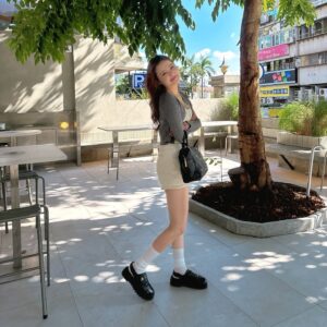 Lin Hana Instagram - 特地來吃天母限定豬排飯
竟然…⋯⋯賣完惹ꉂꉂ(⌯˃̶᷄ ꈊ˂̶᷄⌯)
QQ….飲控的解放日瞬間🙃🙃🙃
但還是有喝到好喝的草莓奶昔
彌補到我的心靈(ఇ ◝‿◜ ఇ)💛
#子珊穿搭
全身 @caco_tw  @cc.daily_tw 
包包、鞋 @chanelofficial 
#ootdfashion#style#穿搭日常分享
#ootd#wiwt#ootdfashion#穿搭日常

#CCDAILY #CACO #CCDAILYLIFE
#CCDAILYAfterSchool #NEWARRIVAL