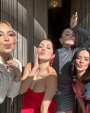 Lina Castrillón Instagram - • El color del amor ❤️
• Con los novios 👰🤵🏾Más lidos!! 
• El señor director ❤️🔝 
• Las más proyectadas de la tarde.👯‍♀️👯‍♀️ (golden hour)
• La que iba a impedir la boda 🦋 ( la detuvimos ) 
• Después de Ganar el ramo 💐 ( Imparables)
• Kissed by the Sun ☀️