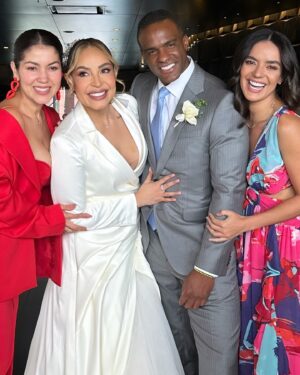 Lina Castrillón Instagram - • El color del amor ❤️
• Con los novios 👰🤵🏾Más lidos!! 
• El señor director ❤️🔝 
• Las más proyectadas de la tarde.👯‍♀️👯‍♀️ (golden hour)
• La que iba a impedir la boda 🦋 ( la detuvimos ) 
• Después de Ganar el ramo 💐 ( Imparables)
• Kissed by the Sun ☀️