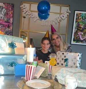 Linni Meister Instagram - 090909 kom min fantastiske sønn til verden❤️ I dag er det 15 år siden!❤️ Nå er han både konfirmert, og fylt 15 år😳🥳 Fineste livet har gitt meg er Dennis Michael! Så takknemlig for å være mammaen hans! Så stolt at jeg nesten sprekker! Min sønn, sjelevenn, bestevenn, og den jeg er så heldig å få være mamma til i evig tid❤️ Ingen er som han! Vet at besteforeldrene hans ville vært så stolte av han, og merket savnet etter Mamma og pappa ekstra mye, da de ikke fikk være med å oppleve at barnebarnet deres konfirmere seg, eller 15 års dagen hans i dag🎈Håper og tror de er med han🥹🙏🏽 Uansett, så kan jeg ikke få sagt nok hvor takknemlig jeg er for sønnen min🙏🏽 Hipp hurra for Dennis Michael!🥳❤️ Den klokeste, kuleste, morsomste, fineste, og snilleste jeg kjenner i hele verden! 🥰❤️