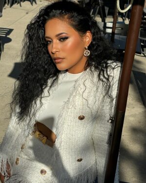 Lisa Nicole Cloud Instagram - Money Mondays with @lisanicolecloud #thejontouch 💫 

Styling me 
Mua @facesbyfe 
Suit @lisanicolecollection