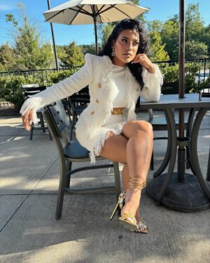 Lisa Nicole Cloud Instagram - Money Mondays with @lisanicolecloud #thejontouch 💫 

Styling me 
Mua @facesbyfe 
Suit @lisanicolecollection
