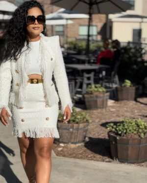 Lisa Nicole Cloud Instagram - Money Mondays with @lisanicolecloud #thejontouch 💫 

Styling me 
Mua @facesbyfe 
Suit @lisanicolecollection