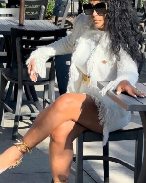Lisa Nicole Cloud Instagram - Money Mondays with @lisanicolecloud #thejontouch 💫 

Styling me 
Mua @facesbyfe 
Suit @lisanicolecollection