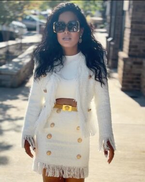 Lisa Nicole Cloud Instagram - Money Mondays with @lisanicolecloud #thejontouch 💫 

Styling me 
Mua @facesbyfe 
Suit @lisanicolecollection