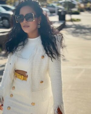 Lisa Nicole Cloud Instagram - Money Mondays with @lisanicolecloud #thejontouch 💫 

Styling me 
Mua @facesbyfe 
Suit @lisanicolecollection