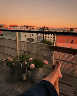 Lisa Nilsson Instagram - Så tar vi fredag. 
Tog med krasslig tonåring på en soldränkt vab-utflykt till Nynäshamn efter några dagar instängd med hosta. Covidtestet var negativt. 
En alkoholfri pilsner i hamnen och hinna prata om saker som hänt. 
En jämnårig skolkamrat till äldstan omkom i en trafikolycka för snart en vecka sedan. Tragedi 💔

En kusin var på festen hon skulle ta sig hem ifrån. 
Jag har tänkt på föräldrarna hela veckan. Gråter fortfarande när jag låter tanken närma sig. 
Kunde varit vilken av våra tonåringar som helst. 
Säger nu i bilen att det är därför jag sticker ut huvet i trapphuset och ropar ”hej då” och ”var rädd om dig” på mitt påträngande mamma-vis om de iPhone-zombie-gått utan ett ord.. 

Varje gång kan vara den sista. 

Och alldeles nära andra kusiner nästgårds sköts nyligen en ungdom av annan ungdom. Skolan och eleverna där lever ett före och efter liv. Inget kan fullt ut återgå till hur det varit. 

Därför jag tjatar om att aldrig skämmas hur onyktert eller så det kanske blir en dag - alltid ringa! Jag hämtar alla tider på dygnet, dömer aldrig, fixar säker taxi, ser till att ha koll på vilka vänner som är med. Påminner om att aldrig lämna utsatta polare i sticket.

Ta hand om varandra. 

Vi köpte rökta räkor och goda ostar till fredagsmyset. Väntar på yngstan nu. Tar ett iskallt glas bubbel på balkongen och konstaterar att denna veckan fick bli stillsam. Tröttheten har varit gränslös. Behovet av att vara hemma och mamma oss outsinligt. Sy upp tre par byxor. Laga goda vardagsmiddagar. Vara lugn och tålig. 
Kontoret öppet flera timmar om dagen, men i enskildhet, och ibland i sängläge.

Livet är till låns.
Barnen är till låns. 

Skål för allt vi har och allt vi fått - så länge det varar! 
🥂🙏🏼🍀
