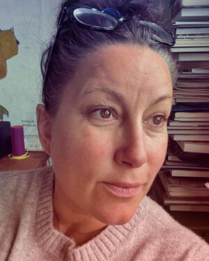 Lisa Nilsson Instagram - Somliga ögonblick får man liksom syn på hur det ligger till med allt. Ni vet, efter tidig skolmorgon och några intensiva kontorstimmar med kaffekopp. Man råkar zooma ut ur mejltrådar, nätverk och kalendrar, sträcka på nån kroppsdel, titta ut genom fönstret och bli medveten. Om kroppen, tanken, ljuset, tiden. Och det känns som om man varit borta. Uppslukad i annan dimension. Och tiden man varit borta skulle lika gärna kunna varat en timme som en vecka. Spannet är oklart och upplöst. Som tiden ju ÄR. 
I alla fall i mitt liv. 
En kort stund är man då som regel befriat klarsynt. Som om ens tankar och känslor för ett ögonblick endast är sig själva närmast. Innan de blir påkomna. En frizon från det korrupta tillstånd som strax ska räta in oss i det allmänna ledet igen, och förflytta medvetenheten närmare pannloben, där de resonerande medvetande-jävlarna börjar prata i munnen på varandra.

Det är som att glänta på en dörr till den verkliga verkligheten. Där är jag kär om jag är kär, ledsen om jag är ledsen, trött när jag är trött, glad utan förbehåll, eller befogat förbannad, utan att genast påstå annat som vore mer lämpligt eller anpassat för andras behov. 
I den gläntan är alla mina utseenden självklara skönheter som vilar i evigt bestående självtillit.