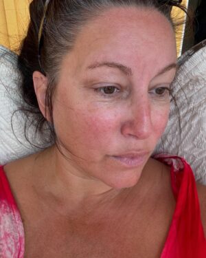 Lisa Nilsson Instagram - En sista dag efter en oförglömlig vecka. Som att ha befunnit sig i en alternativ tidszon helt utanför tid och rum. Temperatur, vind, ljud, luftfuktighet, stjärnhimlar - allt har samverkat. Arbeten väl utförda, både praktiskt och konstnärligt. 
Kreativt, vilsamt, fokuserat. 
Musiken, träden, ekorren, sländan. 
Kroppen.
Måltider efter lust och behov. Många uteblev. Förmiddagsfasta med te. 
Healing och rena rama kärleken. 
Känns som om jag ska resa ifrån en älskad. 
Och det ska jag ju. 🥰
Tack för denna gång!
