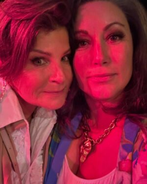 Lisa Nilsson Instagram - En liten partykavalkad från något så ovanligt som en lägenhetsfest 🥳 Och av alla otal fester i alla tänkbara stilar, lokaler och världsdelar, som detta ”alla festers födelsedagsbarn” skämt bort oss med genom decennier, så är detta min favorit. Att träffas och fira i ett hem som vi haft så mycket roligt i. 

Tack käre @micaelbindefeld för att du orkade dra ihop ditt trogna gäng igen och öppna upp ditt hem för oss så att vi fick ses och fira dig! 🎂
Maten, omtanken, drinkarna, generositeten, fördomsfriheten, och sällskapet.. 🥂
Allt var alldeles ljuvligt! 
Ett bidrag till din viktiga ”Micael Bindefeld Stiftelse till minne av förintelsen” blev min present. 

Och tack @carolaofficiell för mysig fördrink, fina samtal, välbehövliga skratt, kvällens bjussigaste outfit och iskallaste parkering. You rock! 🤘🏻🥳

Natti 🎈

Ps, på ett av fotona som togs av mig har jag intima samtal med en tomatplanta. (!) Den var omogen. (I september) Jag såg det. Inga konstigheter. Jag är en fördomsfri människa. 😉🍅 🌹🥀🙄