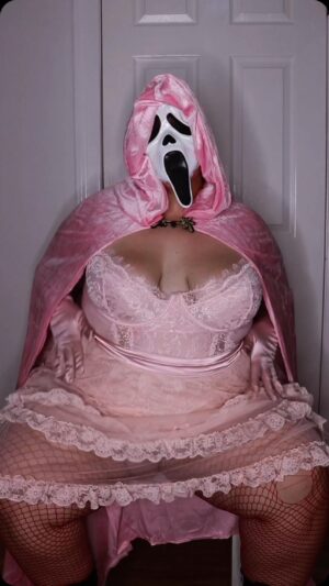 Loey Lane Instagram - Ghostface but make it girlypop 💅🏻🙂‍↕️ One of my fave spooky season cosplays ever, I think she’s coming back l this year with a few lil upgrades… 🔪 #plussize #cosplay #ghostface