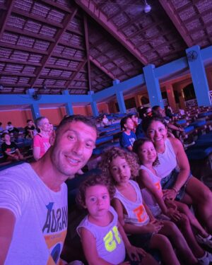 Loren Brovarnik Instagram - After it all, the only thing that matters most 🩷💙🩵🩵💜 
Hug them longer and smile bigger.
#teambrovarnik #thebrovbunch #mishpucha #familyfirst