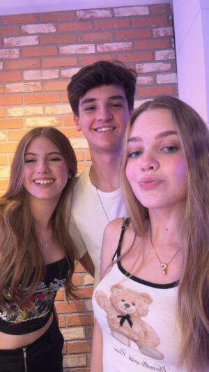Lorena Queiroz Instagram - This is uz! ✨