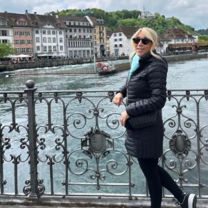 Lori Greiner Instagram - Sharing a few vaca pics. Last pic is of the biggest umbrella I think I’ve ever seen!! Have you ever seen one bigger? 😳😳