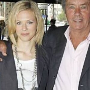 Lorie Pester Instagram - Aujourd’hui, le cinéma perd un grand Monsieur. 
J’ai eu la chance inestimable de tourner aux côtés d’Alain Delon, un homme au charisme unique. 
Travailler avec lui a été un honneur, une expérience gravée à jamais dans mon cœur. 
Alain avait cette aura, cette passion qui transperçait l’écran et les âmes de tous ceux qui l’approchaient.

Merci, Alain, pour ton talent, ta générosité, tous tes bons conseils et ces moments partagés qui resteront éternels. Repose en paix. 🌹 

#alaindelon