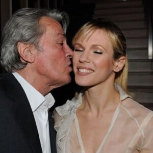 Lorie Pester Instagram - Aujourd’hui, le cinéma perd un grand Monsieur. 
J’ai eu la chance inestimable de tourner aux côtés d’Alain Delon, un homme au charisme unique. 
Travailler avec lui a été un honneur, une expérience gravée à jamais dans mon cœur. 
Alain avait cette aura, cette passion qui transperçait l’écran et les âmes de tous ceux qui l’approchaient.

Merci, Alain, pour ton talent, ta générosité, tous tes bons conseils et ces moments partagés qui resteront éternels. Repose en paix. 🌹 

#alaindelon