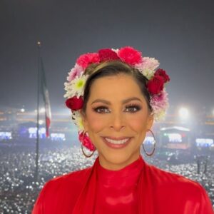 Lourdes Stephen Instagram - Qué noche ! Qué increíble experiencia en #mexico ! #elgrito 🇲🇽 Gracias @beatrizayaladm por tu asistencia!!!! Y miren el pelo! OMG @avilahec , ese make up de @daniellezama 😱 AY CÓMO ME DOLIÓ QUITÁRMELO! 🌺🌸🌼🌷🪻💐
Una noche definitivamente memorable ! #picayseextiende @telemundo