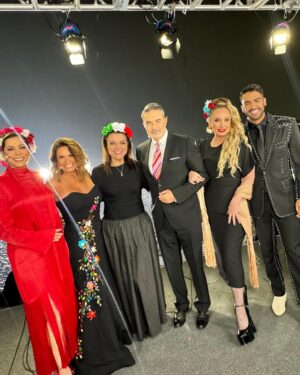 Lourdes Stephen Instagram - Qué noche ! Qué increíble experiencia en #mexico ! #elgrito 🇲🇽 Gracias @beatrizayaladm por tu asistencia!!!! Y miren el pelo! OMG @avilahec , ese make up de @daniellezama 😱 AY CÓMO ME DOLIÓ QUITÁRMELO! 🌺🌸🌼🌷🪻💐
Una noche definitivamente memorable ! #picayseextiende @telemundo