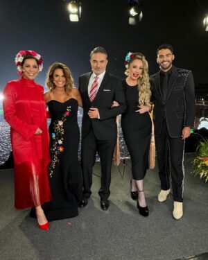 Lourdes Stephen Instagram - Qué noche ! Qué increíble experiencia en #mexico ! #elgrito 🇲🇽 Gracias @beatrizayaladm por tu asistencia!!!! Y miren el pelo! OMG @avilahec , ese make up de @daniellezama 😱 AY CÓMO ME DOLIÓ QUITÁRMELO! 🌺🌸🌼🌷🪻💐
Una noche definitivamente memorable ! #picayseextiende @telemundo