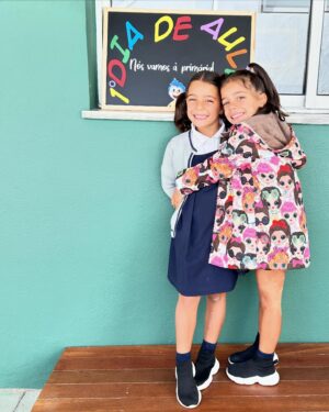 Luciana Abreu Instagram - O 1° dia de escola, na melhor de todas, onde se brinda diariamente aos valores universais. Obrigada @externato_eduarda_maria 
Boa sorte amores da minha vida @lucynettes . Que Deus vos brinde com a sabedoria e felicidade. ♥️🙏🏼