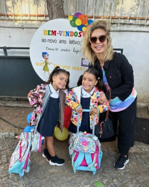 Luciana Abreu Instagram - O 1° dia de escola, na melhor de todas, onde se brinda diariamente aos valores universais. Obrigada @externato_eduarda_maria 
Boa sorte amores da minha vida @lucynettes . Que Deus vos brinde com a sabedoria e felicidade. ♥️🙏🏼