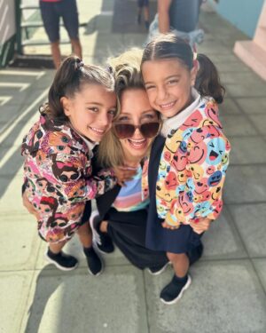 Luciana Abreu Instagram - O 1° dia de escola, na melhor de todas, onde se brinda diariamente aos valores universais. Obrigada @externato_eduarda_maria 
Boa sorte amores da minha vida @lucynettes . Que Deus vos brinde com a sabedoria e felicidade. ♥️🙏🏼