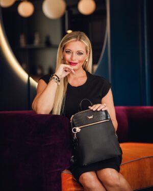 Lucie Borhyová Instagram - Nová exkluzivní limitovaná kolekce LuckyBe navržená ve spolupráci s Lucií Borhyovou. 🖤

💎 Jemný vzor krokodýlí kůže a zlaté kování dávají batůžku Highle punc nadčasové elegance, zatímco přívěsek s monogramem Lucie Borhyové Ti připomene, že nosíš kousek z výjimečné kolekce. Ať už míříš na pracovní schůzku, nebo na večerní koktejl, Highle Ti bude tím nejlepším společníkem.

Limitovaná edice – 70 kusů od každé barvy

💎 Elegantní kabelka Clasie se zlatým řetízkem a jemným vzorem krokodýlí kůže nabízí tři způsoby nošení – crossbody, malou kabelku do ruky nebo obě sepnuté dohromady. Dokonalá kombinace praktického designu a elegance, která z Tebe udělá hvězdu každého dne. Každý kousek z této limitované kolekce je unikátní a připravený podtrhnout Tvé pravé já, ať už vyrazíš kamkoliv.

Limitovaná edice – 150 kusů od každé barvy.

@lucie_borhyova 
📍 Děkujeme za nádhernou lokaci @falkensteinerhotels_cz 
#vuch #limited #bevuch