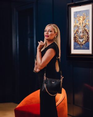 Lucie Borhyová Instagram - Nová exkluzivní limitovaná kolekce LuckyBe navržená ve spolupráci s Lucií Borhyovou. 🖤

💎 Jemný vzor krokodýlí kůže a zlaté kování dávají batůžku Highle punc nadčasové elegance, zatímco přívěsek s monogramem Lucie Borhyové Ti připomene, že nosíš kousek z výjimečné kolekce. Ať už míříš na pracovní schůzku, nebo na večerní koktejl, Highle Ti bude tím nejlepším společníkem.

Limitovaná edice – 70 kusů od každé barvy

💎 Elegantní kabelka Clasie se zlatým řetízkem a jemným vzorem krokodýlí kůže nabízí tři způsoby nošení – crossbody, malou kabelku do ruky nebo obě sepnuté dohromady. Dokonalá kombinace praktického designu a elegance, která z Tebe udělá hvězdu každého dne. Každý kousek z této limitované kolekce je unikátní a připravený podtrhnout Tvé pravé já, ať už vyrazíš kamkoliv.

Limitovaná edice – 150 kusů od každé barvy.

@lucie_borhyova 
📍 Děkujeme za nádhernou lokaci @falkensteinerhotels_cz 
#vuch #limited #bevuch