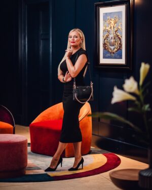 Lucie Borhyová Instagram - Nová exkluzivní limitovaná kolekce LuckyBe navržená ve spolupráci s Lucií Borhyovou. 🖤

💎 Jemný vzor krokodýlí kůže a zlaté kování dávají batůžku Highle punc nadčasové elegance, zatímco přívěsek s monogramem Lucie Borhyové Ti připomene, že nosíš kousek z výjimečné kolekce. Ať už míříš na pracovní schůzku, nebo na večerní koktejl, Highle Ti bude tím nejlepším společníkem.

Limitovaná edice – 70 kusů od každé barvy

💎 Elegantní kabelka Clasie se zlatým řetízkem a jemným vzorem krokodýlí kůže nabízí tři způsoby nošení – crossbody, malou kabelku do ruky nebo obě sepnuté dohromady. Dokonalá kombinace praktického designu a elegance, která z Tebe udělá hvězdu každého dne. Každý kousek z této limitované kolekce je unikátní a připravený podtrhnout Tvé pravé já, ať už vyrazíš kamkoliv.

Limitovaná edice – 150 kusů od každé barvy.

@lucie_borhyova 
📍 Děkujeme za nádhernou lokaci @falkensteinerhotels_cz 
#vuch #limited #bevuch