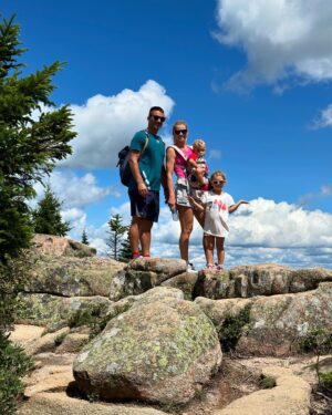 Lucie Šafářová Instagram - White Mountain & Acadia National Park! 🌲🌸
Další dvě destinace za námi! Musím říct, že prostornost a vybavenost kempů je super! Není přeplněno a člověk má i soukromí. Moc se nám líbí KOA, ale Wild Acadia resort měl i aquapark, skákací trampolíny a hodně atrakcí pro děti! Tak teď hurá do Kanady! 
Jeskyně Lost River Gorge ✅ Polar caver✅ Adrenaline lanový park✅ Jízda hasičským vozem✅Bazén✅ Clarks Bears park✅ jízda zážitkovýn vlakem✅ Legoland✅ Boston✅Sand Beach Acadia✅ na kole okolo Eagle lake ✅ Thunder Hole✅ Cadillac mountain top ✅ Lobster roll✅ Bar Harbour city✅ Aquapark✅ Trapolíny✅ giant Jenga game✅ špekáčky a marshmallow na ohni✅ 
#adventure #usa #natureroadtrip #rvlife #kemping 

@tomasplekanec