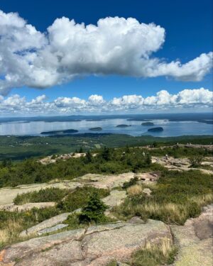 Lucie Šafářová Instagram - White Mountain & Acadia National Park! 🌲🌸
Další dvě destinace za námi! Musím říct, že prostornost a vybavenost kempů je super! Není přeplněno a člověk má i soukromí. Moc se nám líbí KOA, ale Wild Acadia resort měl i aquapark, skákací trampolíny a hodně atrakcí pro děti! Tak teď hurá do Kanady! 
Jeskyně Lost River Gorge ✅ Polar caver✅ Adrenaline lanový park✅ Jízda hasičským vozem✅Bazén✅ Clarks Bears park✅ jízda zážitkovýn vlakem✅ Legoland✅ Boston✅Sand Beach Acadia✅ na kole okolo Eagle lake ✅ Thunder Hole✅ Cadillac mountain top ✅ Lobster roll✅ Bar Harbour city✅ Aquapark✅ Trapolíny✅ giant Jenga game✅ špekáčky a marshmallow na ohni✅ 
#adventure #usa #natureroadtrip #rvlife #kemping 

@tomasplekanec