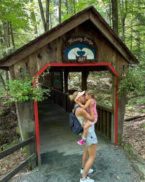 Lucie Šafářová Instagram - White Mountain & Acadia National Park! 🌲🌸
Další dvě destinace za námi! Musím říct, že prostornost a vybavenost kempů je super! Není přeplněno a člověk má i soukromí. Moc se nám líbí KOA, ale Wild Acadia resort měl i aquapark, skákací trampolíny a hodně atrakcí pro děti! Tak teď hurá do Kanady! 
Jeskyně Lost River Gorge ✅ Polar caver✅ Adrenaline lanový park✅ Jízda hasičským vozem✅Bazén✅ Clarks Bears park✅ jízda zážitkovýn vlakem✅ Legoland✅ Boston✅Sand Beach Acadia✅ na kole okolo Eagle lake ✅ Thunder Hole✅ Cadillac mountain top ✅ Lobster roll✅ Bar Harbour city✅ Aquapark✅ Trapolíny✅ giant Jenga game✅ špekáčky a marshmallow na ohni✅ 
#adventure #usa #natureroadtrip #rvlife #kemping 

@tomasplekanec