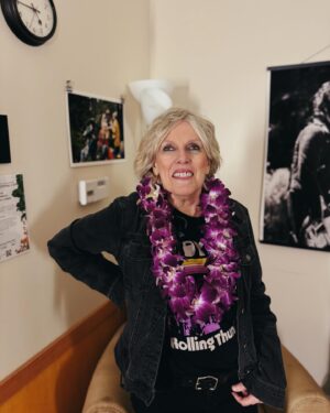 Lucinda Williams Instagram - Look who got lei’d 👀🌺 THANK YOU, SAN FRANCISCO!!! That was amazing ❤️‍🔥 @sterngrovefestival