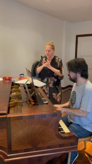 Lucinha Lins Instagram - Amanhã em SP tem o show MÃE   FILHO = MÚSICA! 

Eu e @linsclaudio com nosso pianista @heberthsouza 

Teatro Municipal Sao Joao da Boa Vista. 

@amigosdaartesp 
@marlonmbm