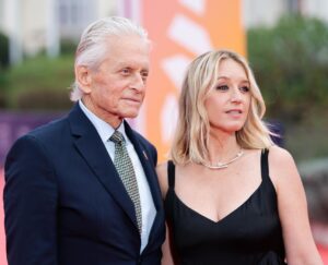 Ludivine Sagnier Instagram - Honneur et fierté de remettre un Lifetime achievement award à Monsieur @michaelkirkdouglas hier @deauvilleus
@chanelofficial ✨✨✨
Glam @alexlagardere @sandrinecanobock