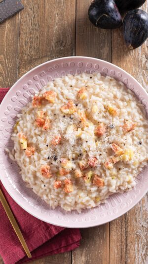 Ludovica Gargari Instagram - Risotto cacio pepe e fichi! Una cena perfetta 🤩 by la nostra Resident chef Creator @lulugargari 💥 @giallozafferano 

INGREDIENTI
Riso Carnaroli 250 g
Vino bianco 1 bicchiere
Pecorino Romano DOP grattugiato 100 g
Pepe nero q.b.
Fichi 6
Sale q.b.
Acqua q.b.

#giallozafferano #ricette #gz #creator #reel #fichi
