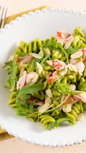 Ludovica Gargari Instagram - Rucola   gamberi di Mazara = pasta da urlo💚💫🫶🏻 Scommettiamo? ✨ @lulugargari @giallozafferano

320 g fusilloni grandi 
100 g rucola 
q.b. sale
q.b. olio evo
70 g vino bianco
50 g mandorle pelate
q.b. mandorle a lamelle 
1 limone 30 g succo
8 gamberi di Mazara

Sgusciate i gamberi e puliteli per bene. Tagliate a metà per il lungo la polpa e tenete da parte. In una padella con olio tostate il carapace con tutte le teste e sfumate con vino bianco.
Fate ridurre e filtrate il sughetto. Versate in un contenitore con rucola, mandorle ,olio, sale, succo di 1 limone e acqua se necessario .
Cuocete la pasta e scolate al dente. Aggiungete i gamberi e versateci sopra un cucchiaio di acqua di cottura della pasta per scottarli al volo. Mantecate con la salsa di rucola. Impiattate e decorate con qualche altro gambero, foglie di rucola e mandorle a lamelle.

#giallozafferano #gz #wow #delicious #sogood #loveit #pasta #pastalovers #lulugargari