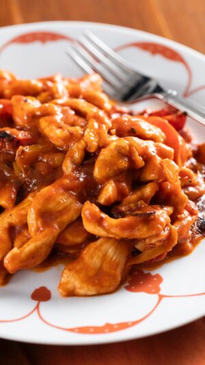 Ludovica Gargari Instagram - 🫑 Questa dovete assolutamente provarla…straccetti di pollo ai peperoni semplicemente strepitosi 🔥😍 Resident Chef Creator @lulugargari & @giallozafferano 🫶🏻

Ingredienti:
300g petto di pollo 
2 peperoni 1 rosso e 1 giallo totale 400 g
1 spicchio aglio
qb sale
qb pepe
qb olio evo
1 bicchiere di vino bianco
qb farina di riso 
300 ml passata di pomodoro

Tagliate i peperoni a striscioline togliendo i semi, e rosolateli in padella con aglio e olio. Tagliate il pollo a striscioline e passatelo nella farina. Levate l’aglio e aggiungete il pollo in padella. Rosolate sfumando con vino bianco e lasciate andare a fuoco basso con la passata di pomodoro. Se necessario aggiungete acqua. Infine salate e pepate, servite caldo.

#giallozafferano #ricette #gz #peperoni #pollo #chicken #secondipiatti #foodie #recipes