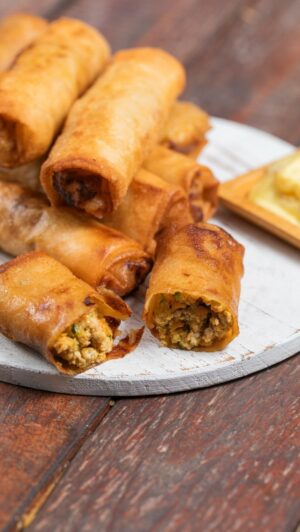 Ludovica Gargari Instagram - Degli involtini così buoni non li avete mai assaggiati 😍🫔 Prova subito questa versione dei classici spring rolls con pollo e verdure 💚 Resident Chef @lulugargari di @giallozafferano

Ingredienit per 16 involtini:
20 sfoglie di carta di riso per spring rolls
200g pollo macinato
2 zucchine 
2 carote 
2 cucchiai salsa soia 
qb zenzero fresco 
qb olio di semi 
qb pepe 
qb sale 
Per maionese: 
200ml olio di semi 
1 uovo 
qb senape
qb sale
10 ml aceto 

Tagliate a pezzettoni una zucchina e una carota. Sbucciate lo zenzero e tritate tutto insieme in un mixer. Rosolate poi il tutto in padella con sale e olio. Aggiungete poi il macinato di pollo e passate velocemente senza arrivare a cottura, ma solo per asciugare il ripieno.
Aggiungete due cucchiai di salsa di soia. Sulla sfoglia adagiate il ripieno alla base, bagnate i bordi, chiudete prima i lati e poi arrotolatelo su se stesso. Cuocete in padella con olio di semi ben caldo (175 gradi) fino a doratura. Per la maionese versate nel bicchiere del mixer uovo, senape, olio, sale e aceto e frullate con frullatore a immersione per 30 secondi.

#giallozafferano #involtini #pollo #verdure #primavera #ricettafacile