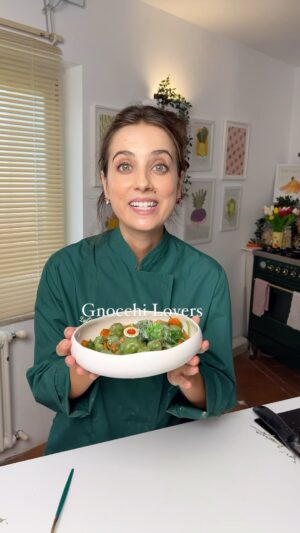 Ludovica Gargari Instagram - Giovedi, Gnocchi ! e chi sono io per non mantenere questa tradizione ?! 🇮🇹 Però li facciamo #senzaglutine 😜 che gia in vacanza secondo me chi è celiaco si è dovuto portare casa dietro 😏

Gnocchetti verdi con le carote 
200g patate bollite 
100g spinacino
50g fecola 
3 carote 
qb olio evo
40g pecorino toscano 

schiaccia le patate bollite e aggiungici lo spinacino lessato e impasta 
aggiungi la fecola e impasta ancora
forma dei cordoni e poi degli gnocchetti
cuoci in acqua salata e scola quando vengono a galla
manteca in padella con le carote tagliate a tocchetti cotte in padella con olio evo e qualche spinacino
ultimo con il pecorino grattugiato

🇬🇧 Green gnocchi with carrots
200g boiled potatoes
100g spinach
50g starch
3 carrots
Extra virgin olive oil
40g Tuscan pecorino cheese
Mash the boiled potatoes and add the boiled spinach and knead
Add the starch and knead again
Form of cords and then dumplings
Cook in salted water and drain when they come to the surface
Pan-fried cream with carrots cut into chunks cooked in a pan with extra virgin olive oil and some spinach
Last with grated pecorino cheese

#glutenfree #ricetteitaliane #vegetariano #vegetarian #gnocchi #primiitaliani #backtooffice